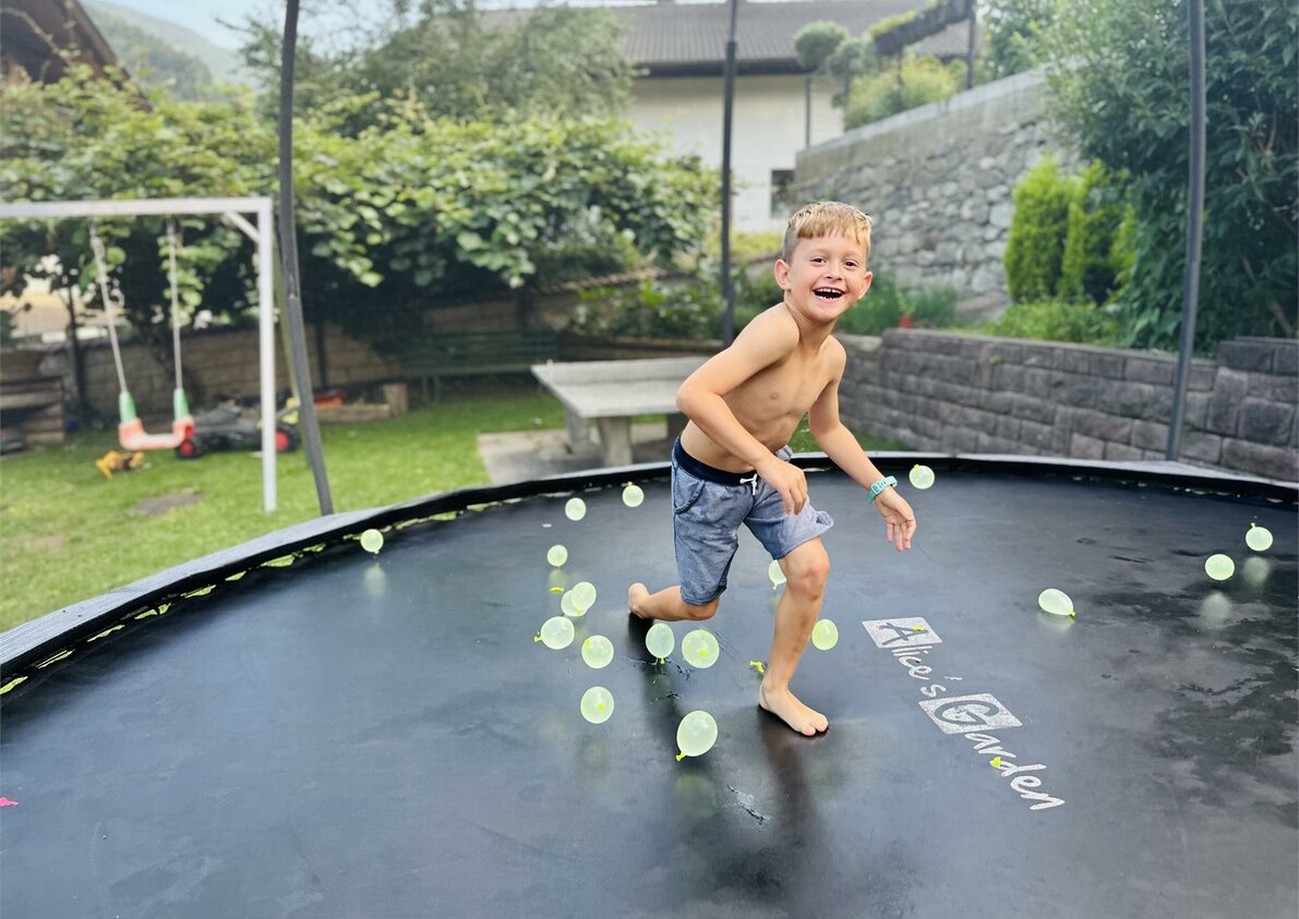 Appartement Riederhof - Spielwiese mit Trampolin