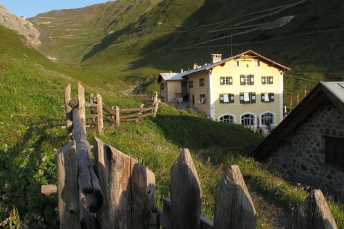 Berghotel Franzenshöhe mit Stilfserjochstrasse
