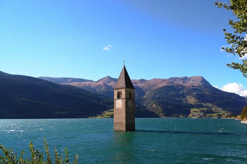 campanile nel lago