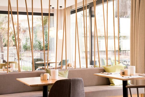 Flora Hotel & Suites - Lobby with Bar