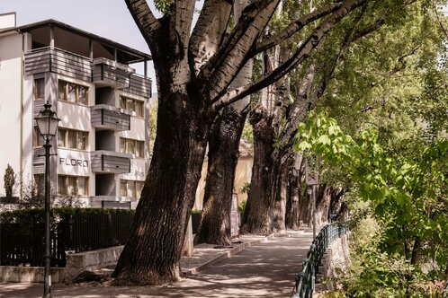 Flora Hotel & Suites - Very quiet location at the Promenade along the river Passirio