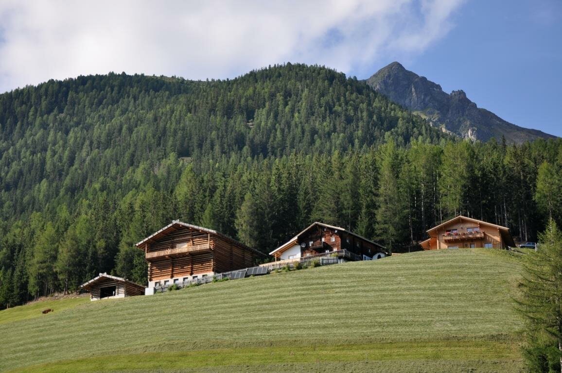 Hofansicht mit Hausberg Peilstein