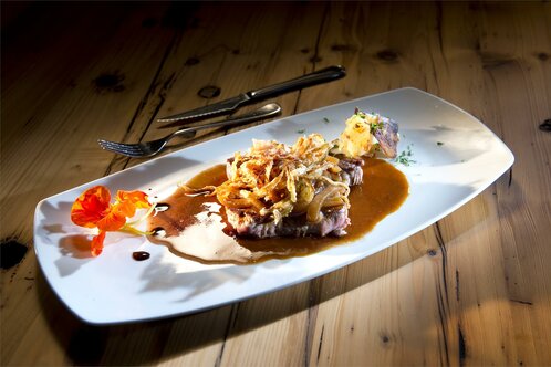 Roast beef with onions