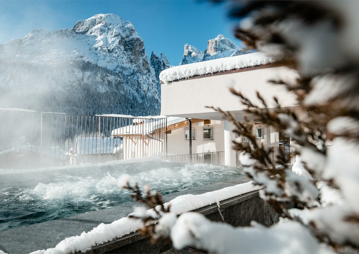Outdoor whirlpool