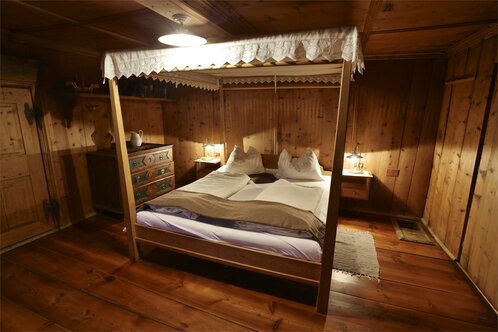 sleeping room " anno 1290"