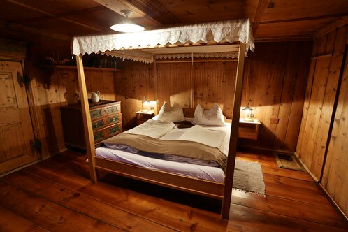 sleeping room " anno 1290"