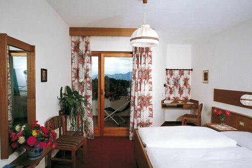 Camera doppia con bagno e balcone