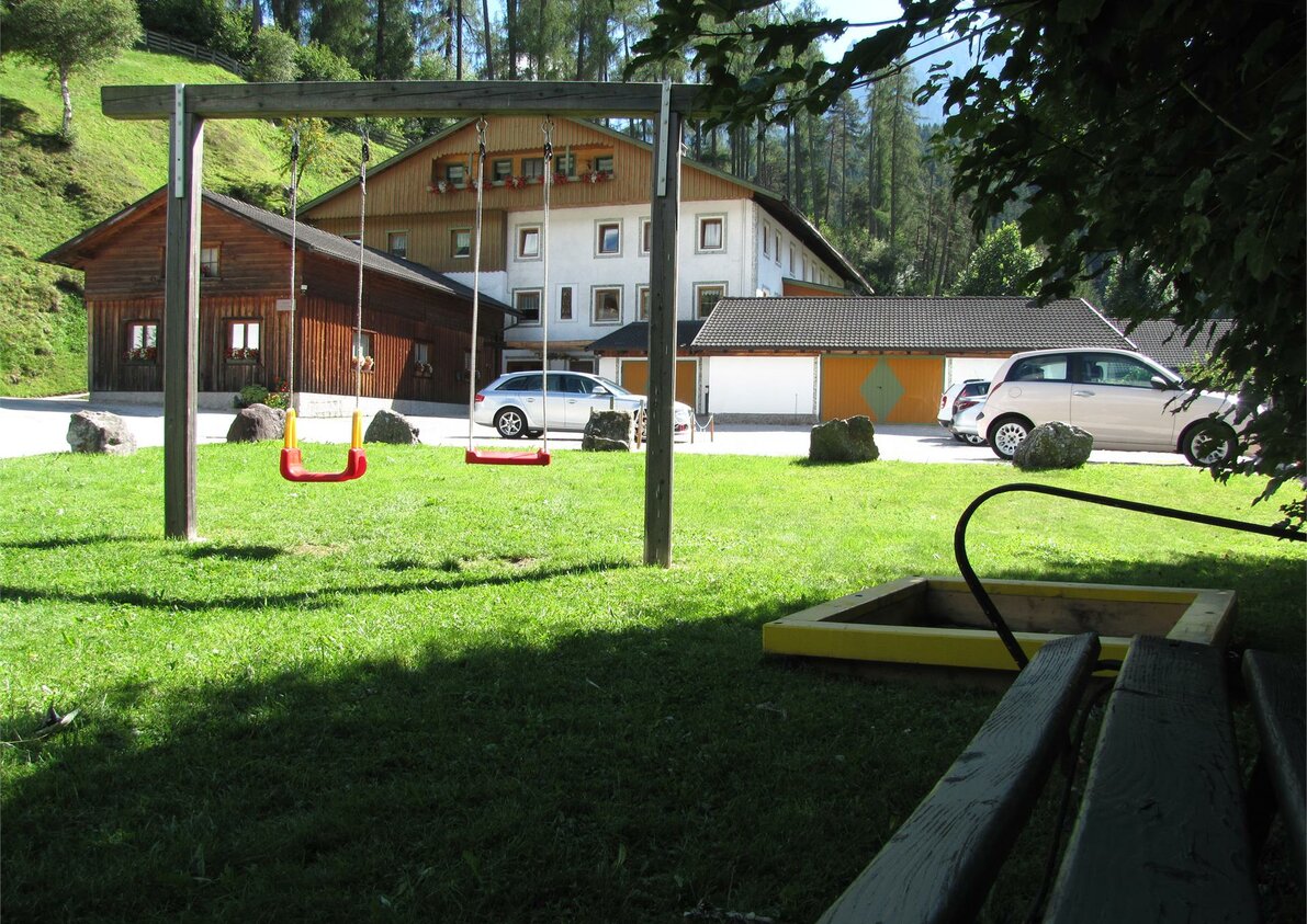 parco giochi davanti alla casa