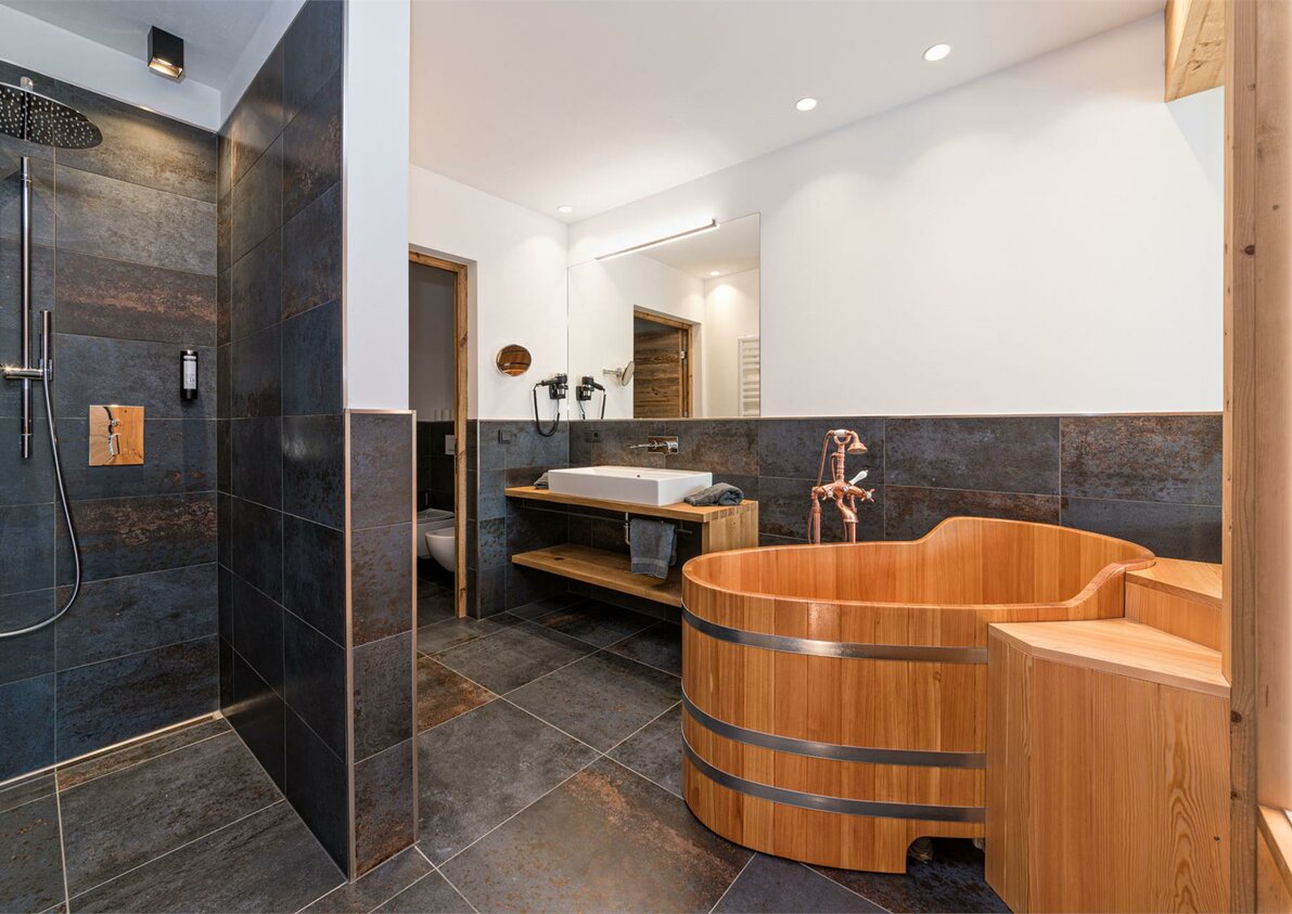Bagno con vasca di legno