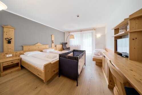 Double room with extra bed and baby cot