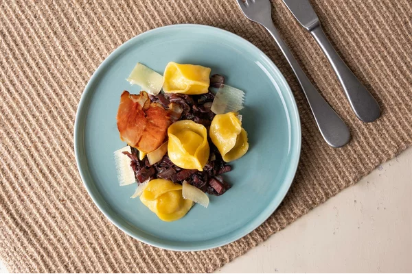 Tortellini plněné jihotyrolským sýrem na dušené čekance s jihotyrolským špekem Südtiroler Speck CHZO
