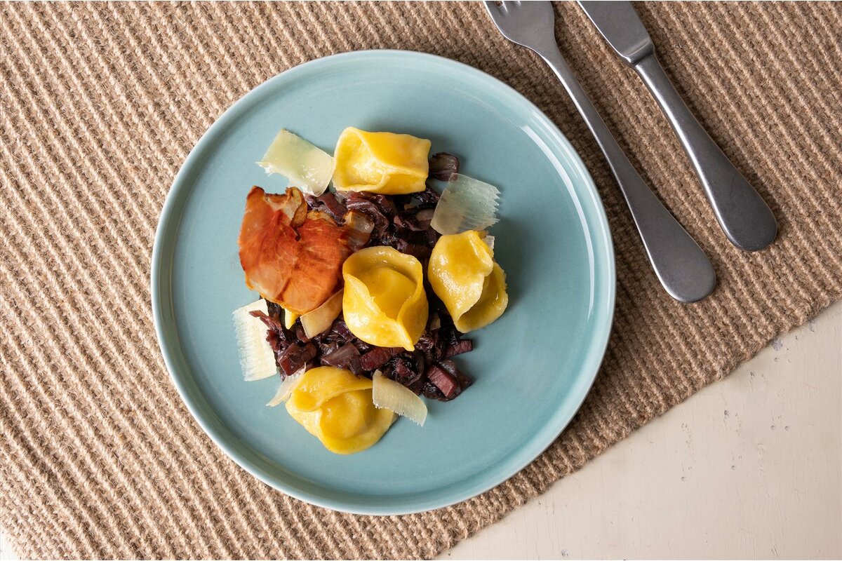 Tortellini Ripieni Di Formaggio Altoatesino Su Radicchio Stufato E