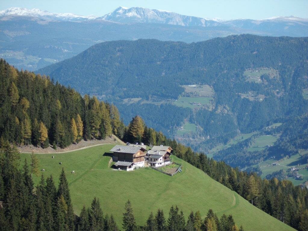 Hofansicht Richtung Osten mit Blick auf die Sarner Alpen