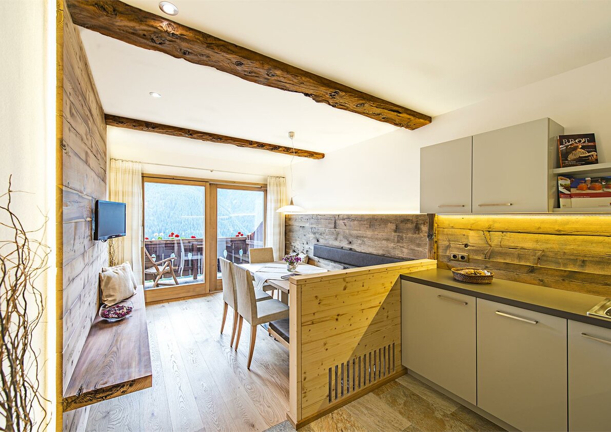 eat-in kitchen