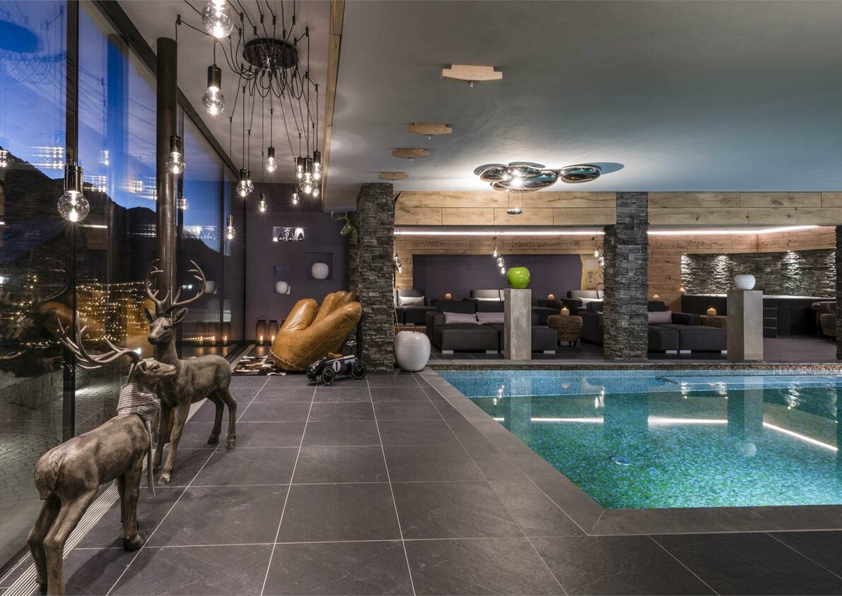 indoor pool con vista sul sassolungo