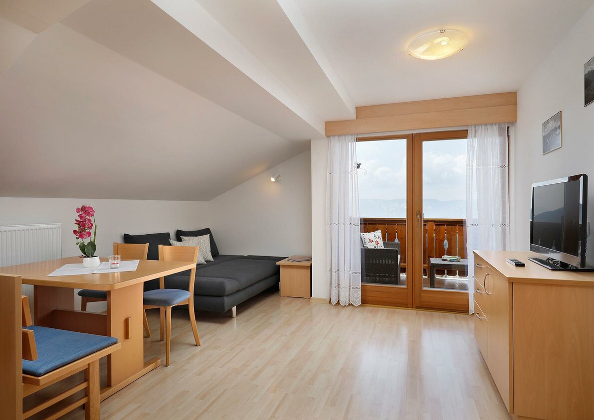 Living room and kitchen - Pichlerhof in Hafling, South Tyrol