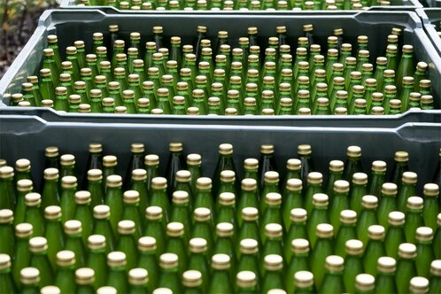 Succo di mele appena imbottigliato