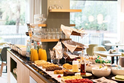 Flora Hotel & Suites - Sala colazione con vasto buffet