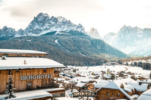 Berghotel mit der Sextner Sonnenuht