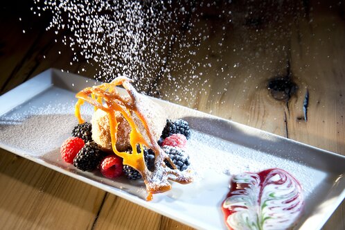 Canederli di albicocche con gelato al miele e cannella