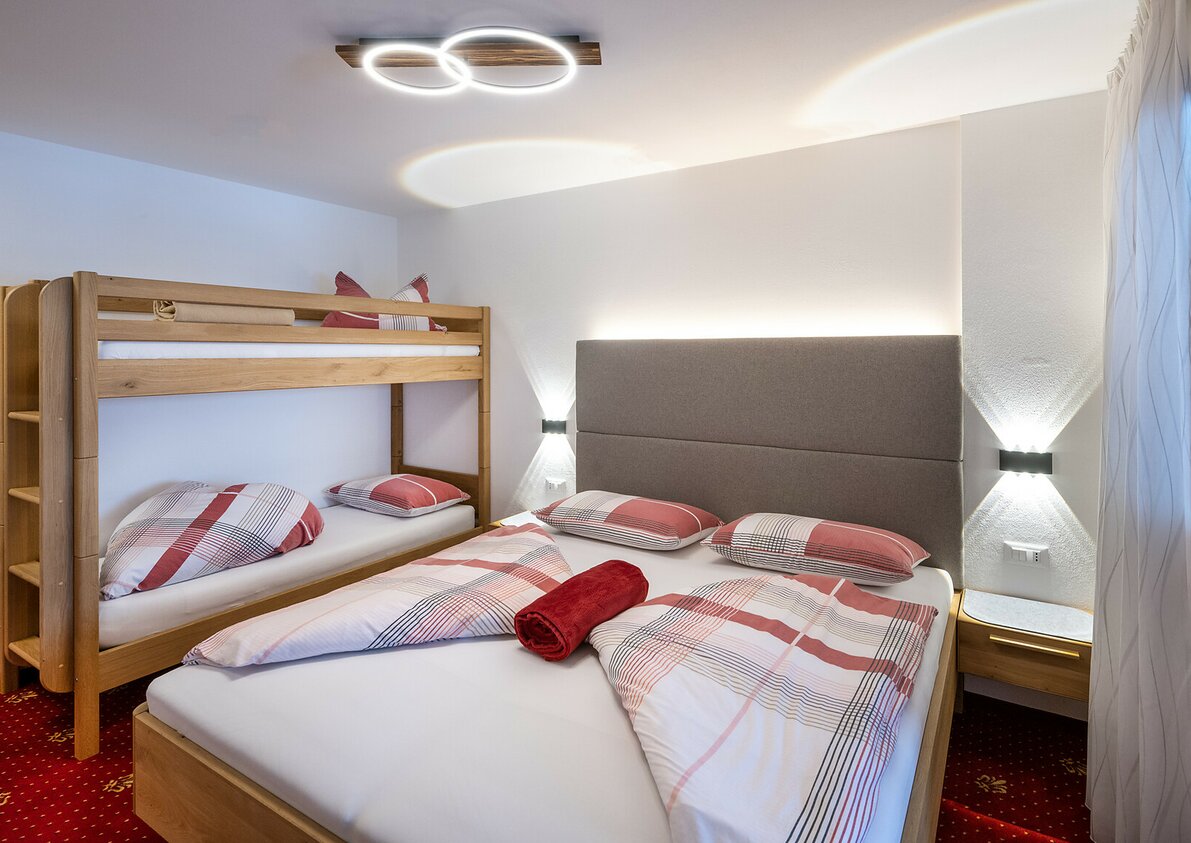 Double bedroom with bunk bed