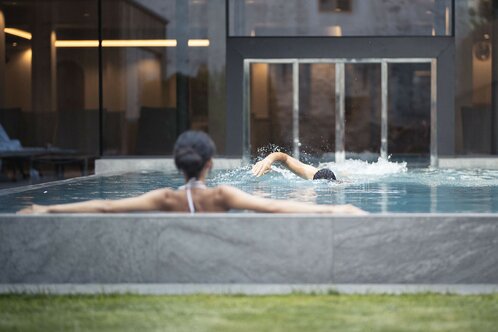 Outdoor-Relax-Infinity-Pool