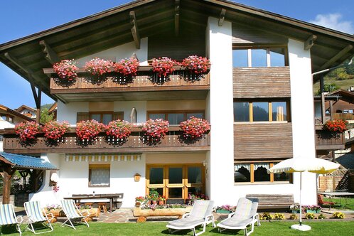 Garni Montblanc   schöne Zimmer mit Dusche Balkon TV  Vilan Frühstüksbüffe