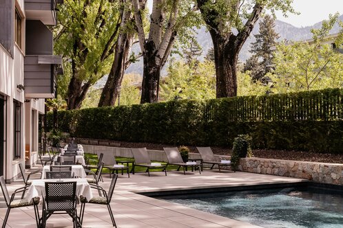 Flora Hotel & Suites - Beheiztes Freischwimmbad im grossen mediterranen Garten