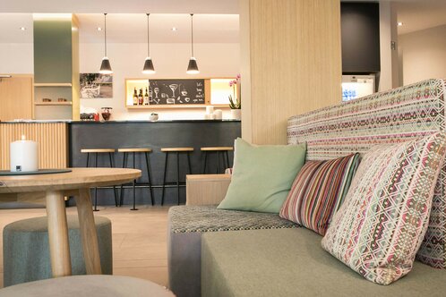 Flora Hotel & Suites - Lobby mit Bar
