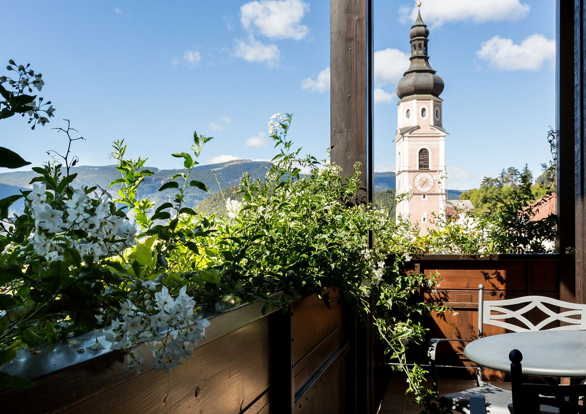 Aussicht auf das Dorfzentrum mit Kirchtum