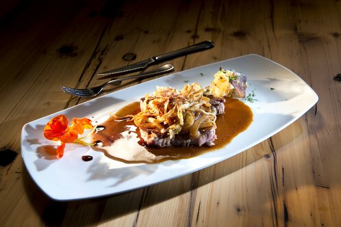 Roast beef with onions