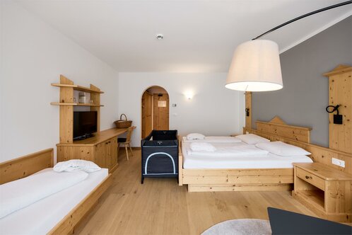 Doppelzimmer mit Aufbettung und Babybett