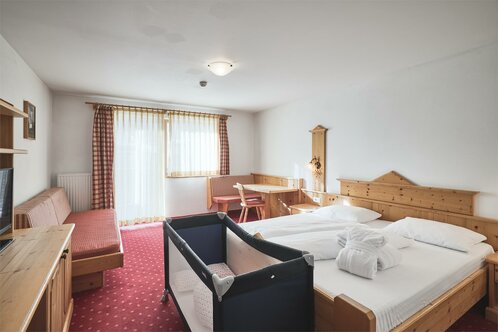 Doppelzimmer mit Babybett Wellness Sporthotel